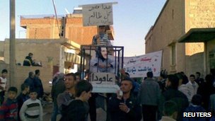 Image apparently showing demonstrators protesting against President Assad in Amude on 6 Nov